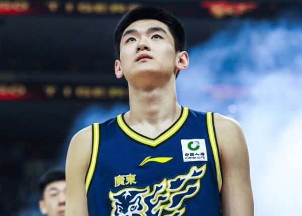 开云体育下载-亲密互动，广东19岁王洪泽恋情曝光，女友可爱，体育生，杜锋祝福|大王|广东男篮|浙江男篮|陈家政|任骏飞_新浪体育_新浪新闻