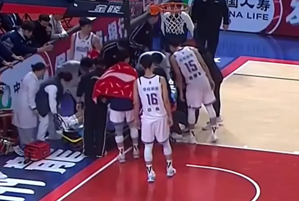 开云体育下载-脖子扭伤！CBA广告牌又伤一人，需要做出改变！