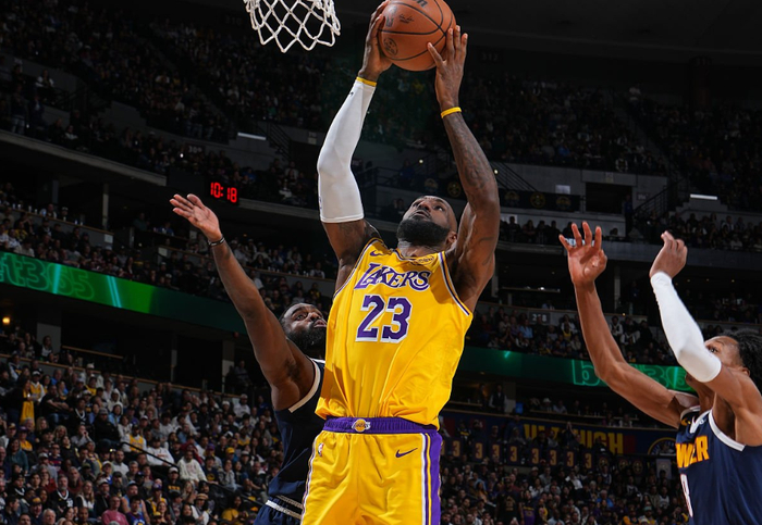 kaiyun-詹姆斯200岁还能扣太离谱！本人回应朋友称赞：6个笑哭了表情|全明星|丹佛掘金队|nba|掘金|排名_新浪体育_新浪新闻