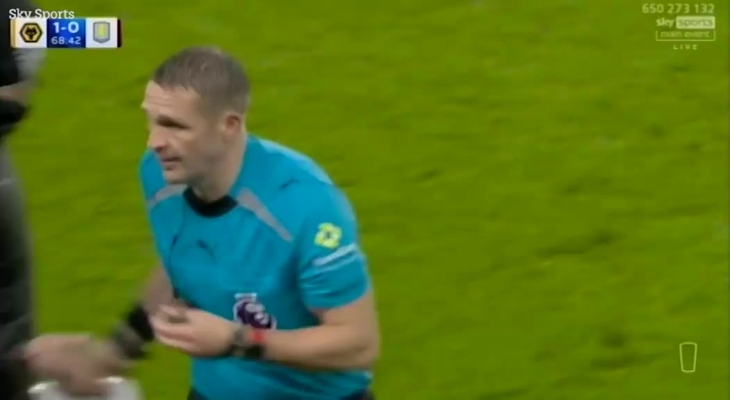 人有三急😅狼队vs维拉主裁鲍森临时中断比赛离场，2分钟后返回